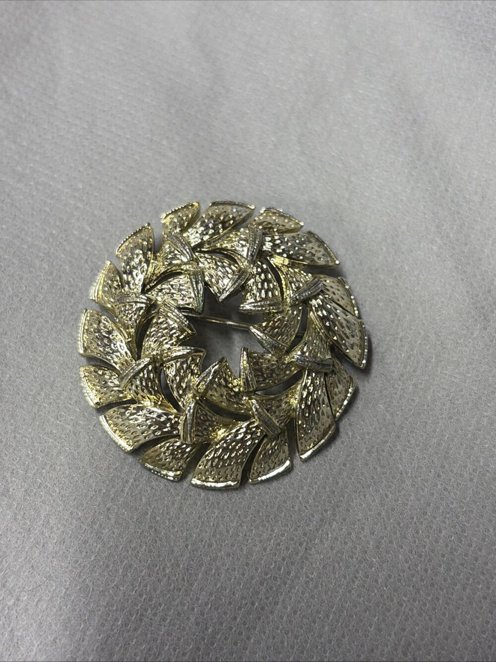 Rare Vintage Corocraft Coro Gold Tone Textured 3” Wreath Brooch/Pin 1960'S-70's